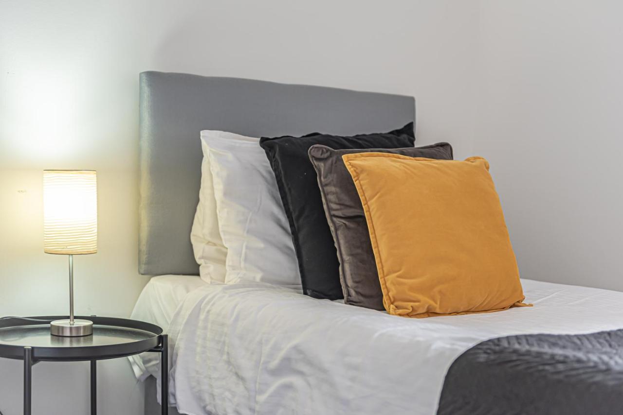 Sutton Contractor Accommodation - Warrington, St Helens Clock Face Экстерьер фото